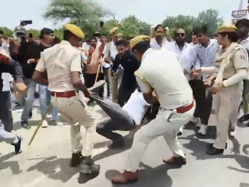 छात्र संघ चुनाव बंद करने के विरोध में किए गए प्रदर्शन के दौरान पुलिस ने पांच छात्रों को हिरासत में लिया।