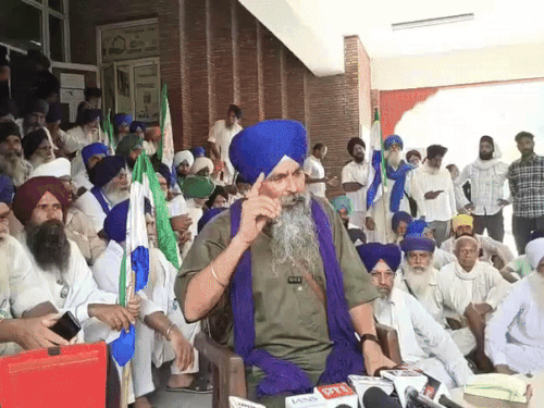 प्रदर्शन के दौरान किसान नेता सरवन सिंह पंधेर संबोधन करते हुए।
