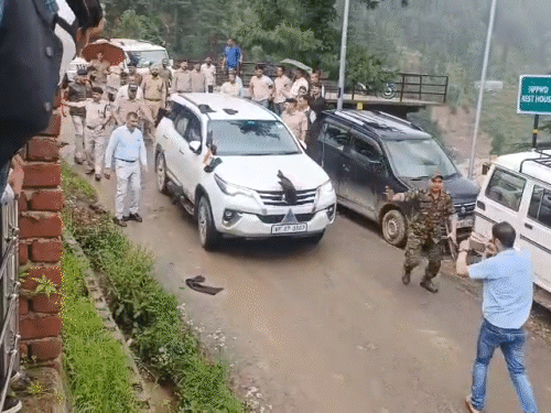 राजस्व मंत्री जगत नेगी की झंडे लगी गाड़ी पर काले झंडे और जूते फेंकते हुए प्रदर्शनकारी