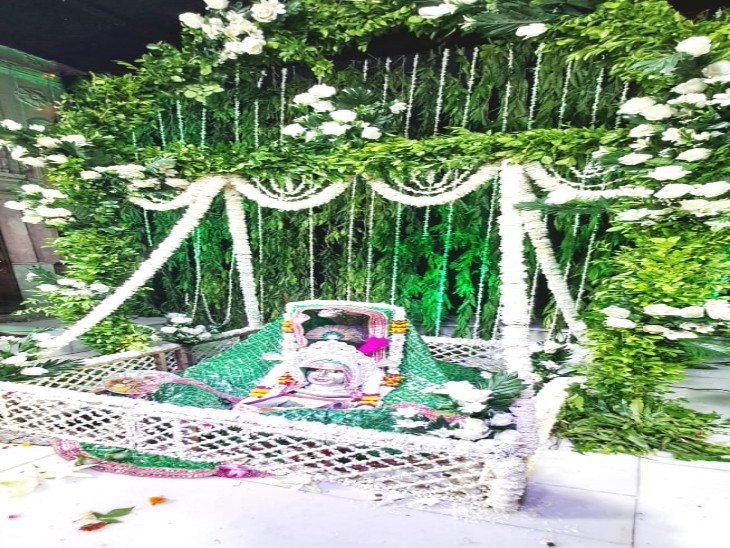 प्रसिद्ध गोपेश्वर महादेव मंदिर में भी भगवान भोलेनाथ का फूलों से हिंडोला सजाया गया