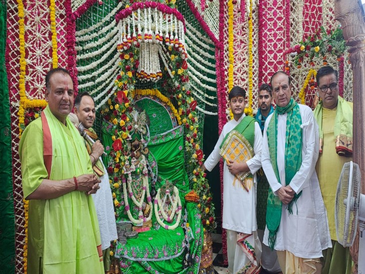 हरियाली तीज पर्व पर भगवान राधावल्लभ लाल ने हरी पोशाक धारण की