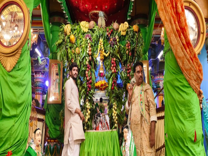 भगवान द्वारकाधीश के लिए फल और फूलों से हिंडोला सजाया गया
