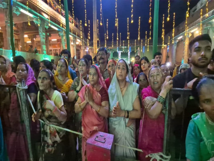 चांदी से बने झूले में भगवान रंगनाथ माता गोदा जी के साथ विराजमान हुए और भक्तों को दर्शन दिए