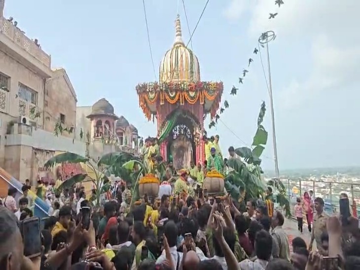 शाम के समय मंदिर के पुजारी राधा रानी को पालकी में विराजमान कर मंदिर के गर्भ गृह से लेकर नीचे बनी सफेद छत्री पर लाए