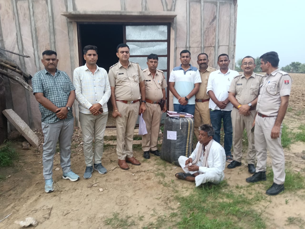 बालेसर थाना क्षेत्र में पुलिस ने एक आरोपी को गिरफ्तार किया।