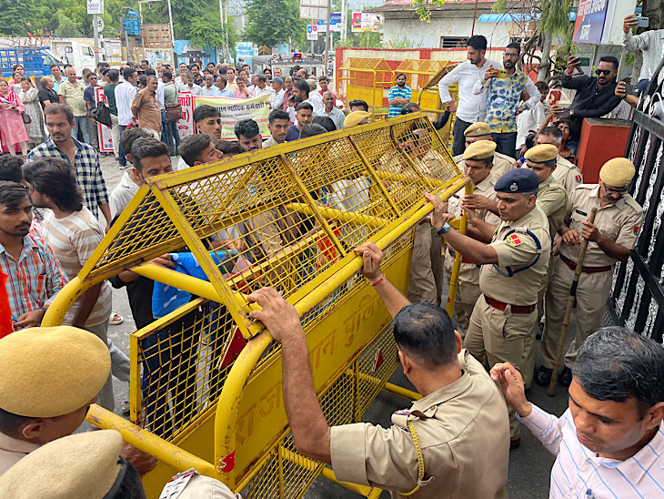 इस दौरान कार्यकर्ताओं की पुलिस से धक्का-मुक्की भी हुई। बाद में जिला कलेक्टर को ज्ञापन दिया।