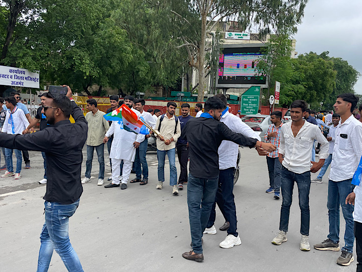 अजमेर जिले के समस्त जर्जर स्कूलों को ठीक करने और शिक्षा मंत्री से इस्तीफा देने की मांग की गई।