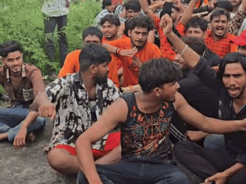 पुलिस की रोक-टोक से नाराज का कावड़ियों ने मुहामी-बुबानी मार्ग पर धरना दे दिया।