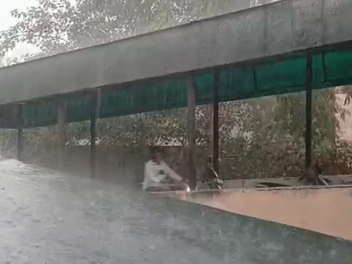 सचिवालय के आसपास भी तेज बारिश से अशोक मार्ग और आसपास की सड़कों पर पानी बहने लगा।