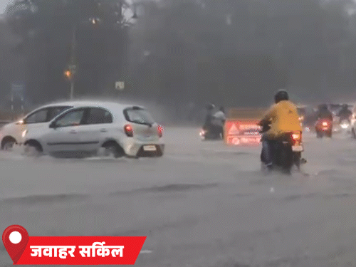जवाहर सर्किल पर भी पानी भरने से लोगों को परेशानी का सामना करना पड़ा।