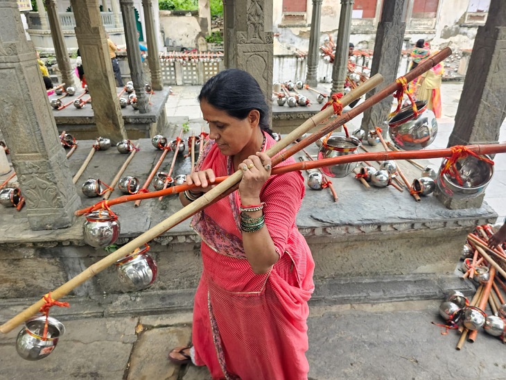 महिलाओं ने कांवड़ यात्रा को लेकर अपनी तैयारियां पूरी की