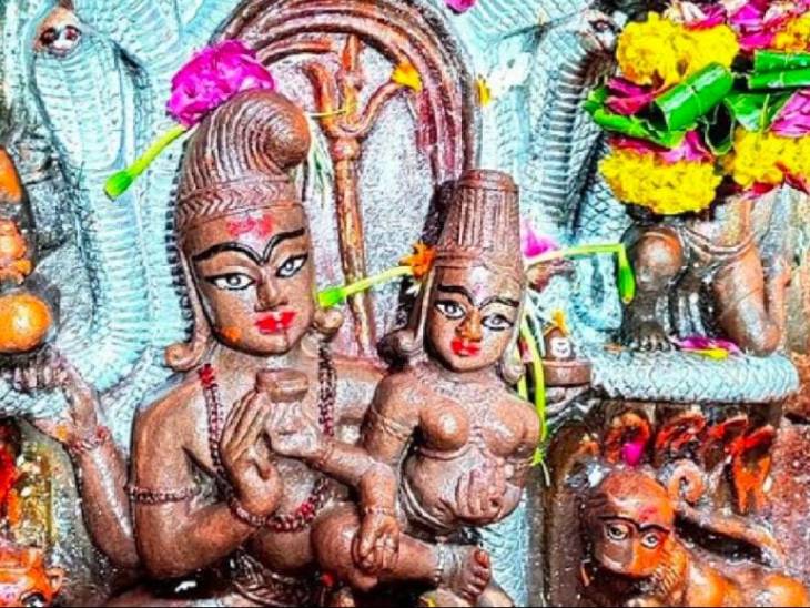 इस मंदिर का निर्माण परमार वंश के राजा बोजराजा ने 1050 ईस्वी के लगभग करवाया था।
