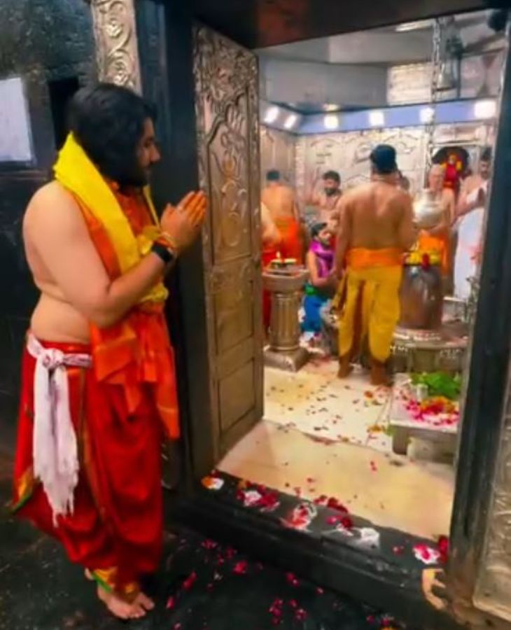 रुद्राक्ष शुक्ला ने 24 जुलाई को अपने सोशल मीडिया अकाउंट पर एक वीडियो पोस्ट किया। जिसमें वह गर्भगृह के बाहर हाथ जोड़े खड़े हैं।