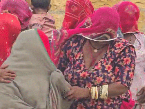 नानी और मां मुंह ढके बिलखती रही। उनका अरबाज अब वापस नहीं लौटेगा।