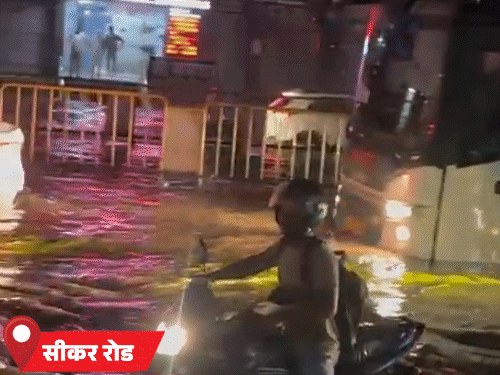 जयपुर में देर शाम को हुई तेज बारिश से सीकर रोड पर 2 फीट तक पानी भर गया।