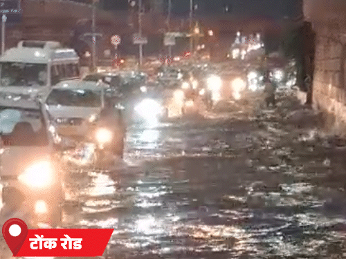 टोंक रोड पर सड़क पर पानी भरने से जाम की स्थिति बन गई। यहां गाड़ियां धीमी रफ्तार में चलती नजर आई।