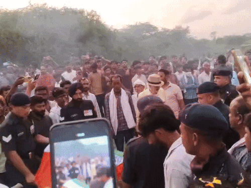 अंतिम संस्कार के दौरान जवान के पिता प्रभु सिंह को तिरंगा सौंपा गया।