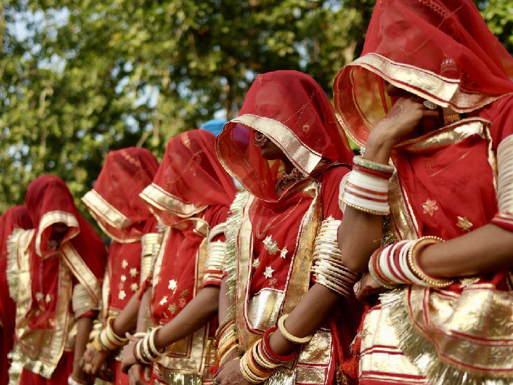 राजस्थानी संस्कृति की झलक दिखाती महिलाएं भी तीज माता की सवारी का हिस्सा बनीं।