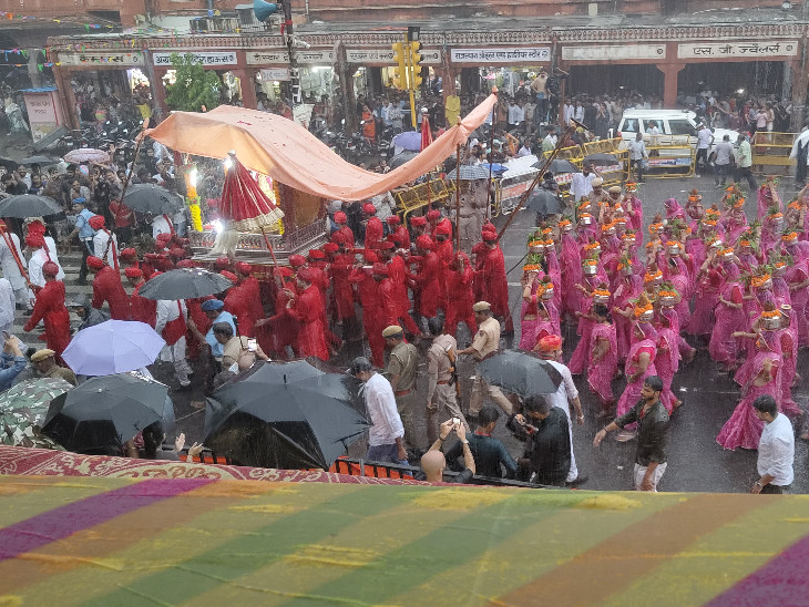 प्लास्टिक से ढककर तीज माता की सवारी निकाली गई।