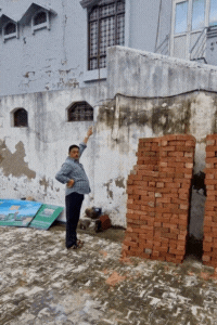 यही दीवार से फांदकर चोर घर के अंदर घुसे।