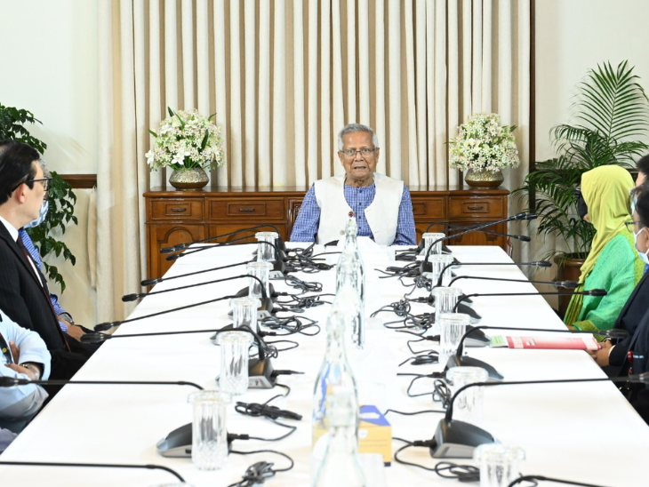 Yunus met the team of doctors at the guest house. - Dainik Bhaskar