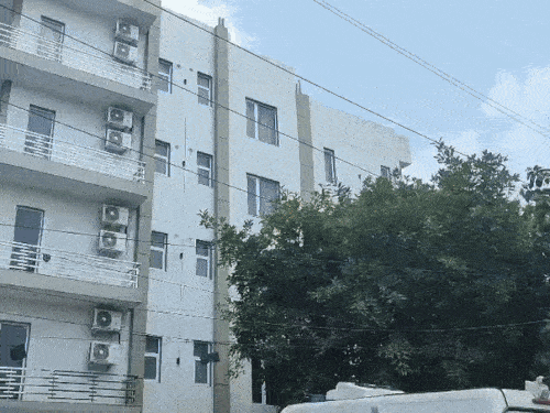 होटल के बाहर खड़ी फोरेंसिक जांच टीम की गाड़ी।