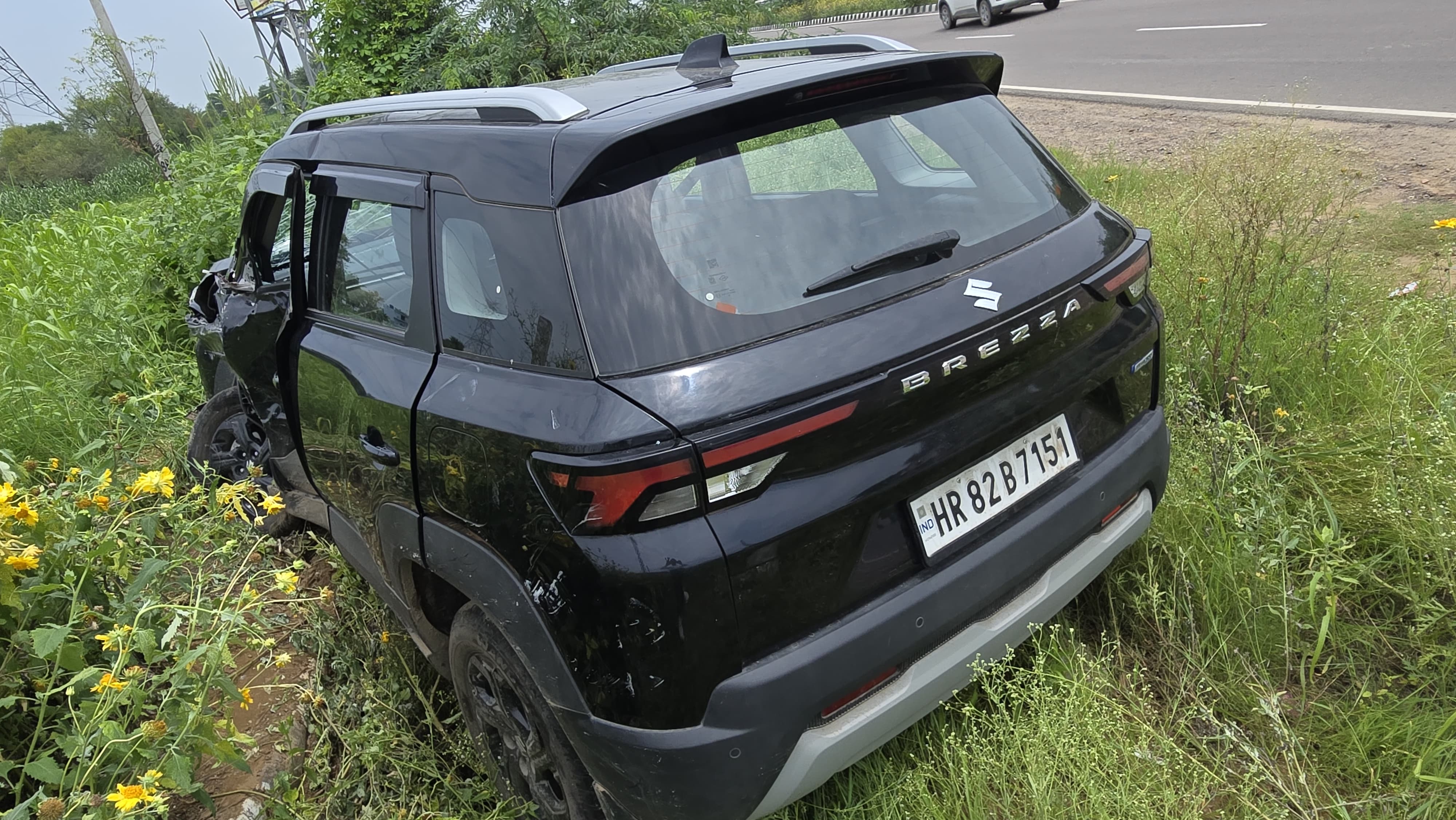 हादसे के बाद ब्रेजा कार भी सड़क से उतरकर खेत में आ गई थी।