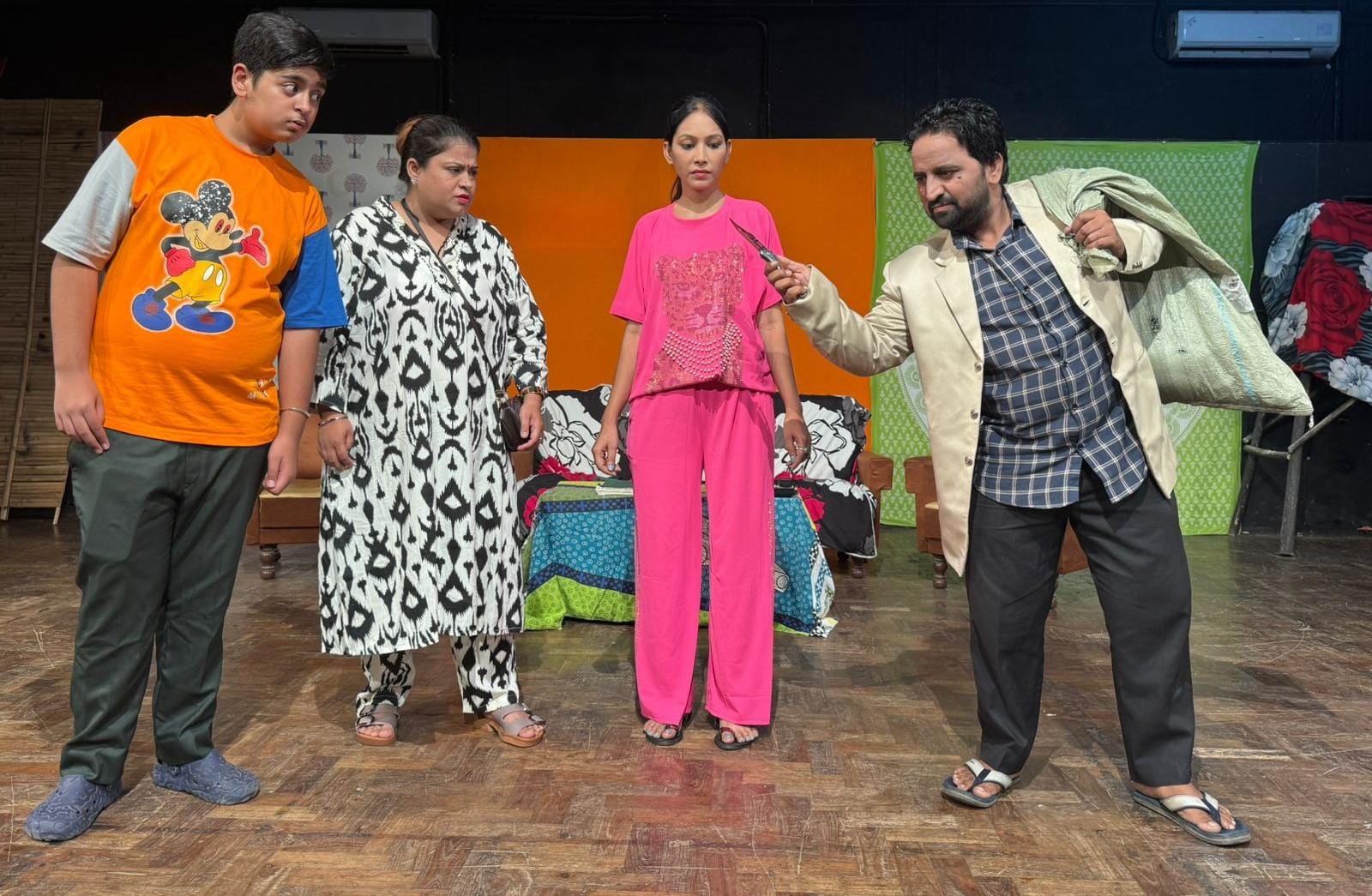 नाटक ने समाज में मौजूद लैंगिक अस्वीकार्यता, लालच और रिश्तों की जटिलताओं को बेहद प्रभावशाली ढंग से मंच पर उतारा।