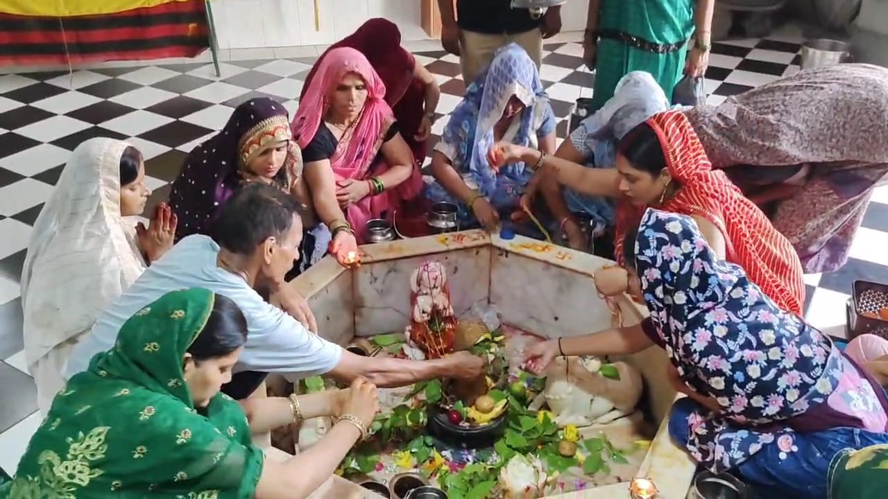 विनायक चतुर्थी होने के कारण भगवान शिव के साथ भगवान गणेश की भी हो रही पूजा।