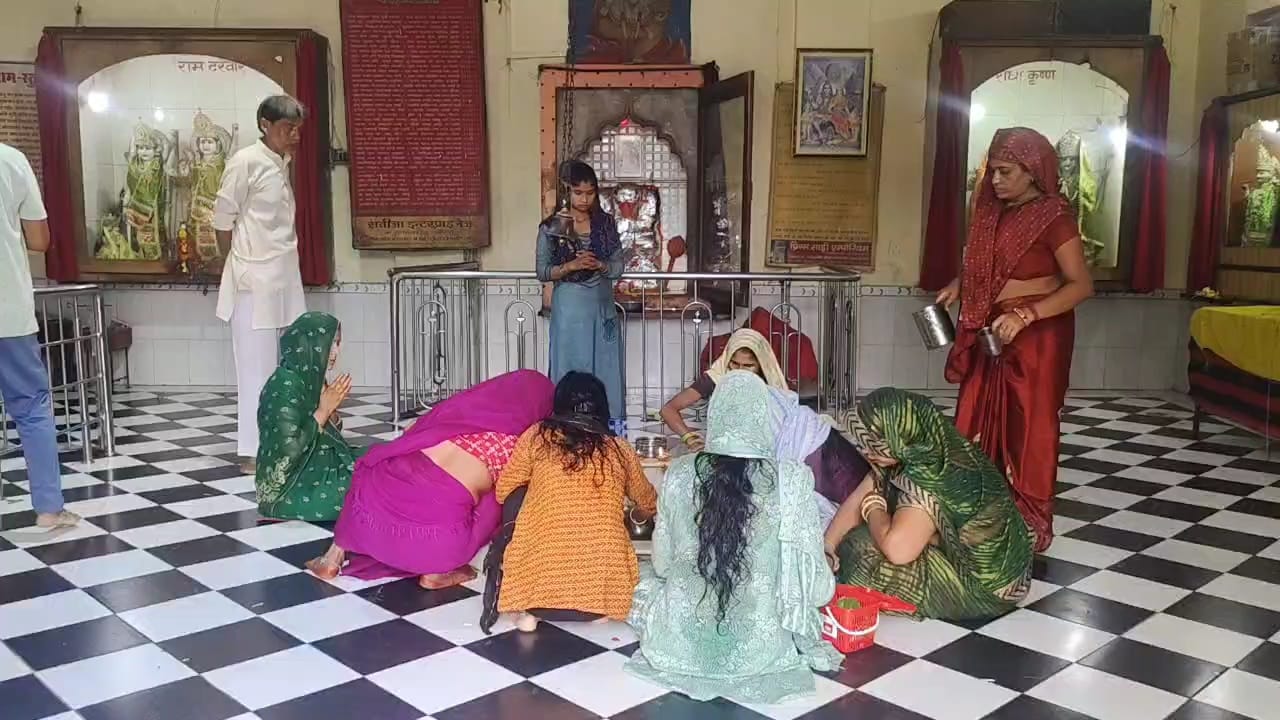 मंदिरों में श्रद्धालुओं की भीड़।