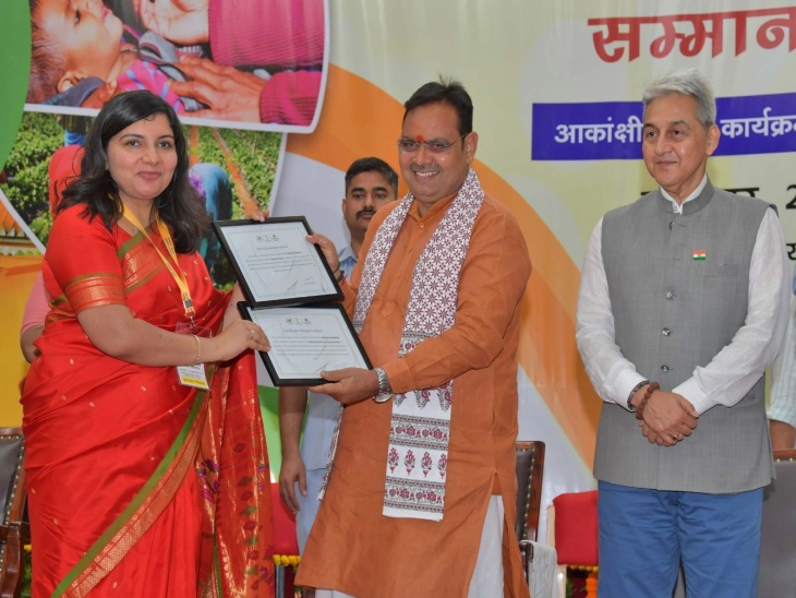 मुख्यमंत्री भजनलाल शर्मा ने संपूर्णता अभियान के तहत अच्छा प्रदर्शन करने वाले 5 जिलों और 23 ब्लॉकों को विभिन्न श्रेणियों में सम्मानित किया।