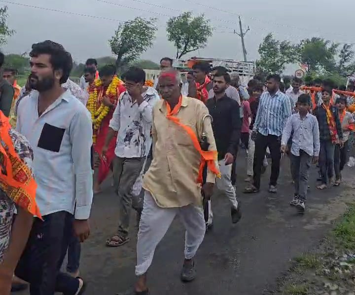 पलसोड़ा से निकली पैदल कावड़ यात्रा।