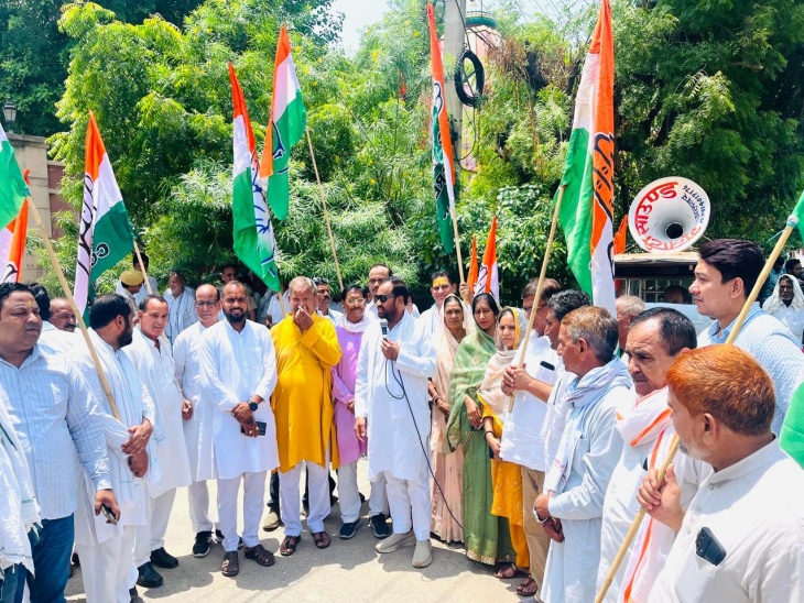 मिनी सचिवालय के बाहर विरोध प्रदर्शन करते कांग्रेस के नेता व कार्यकर्ता।