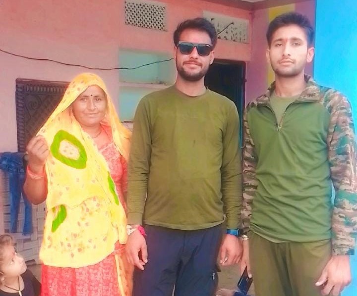 रक्षाबंधन के दिन ड्यूटी होने के कारण पहले ही राखी बंधवाने के लिए जवान पन्ना सिंह घर आए थे। इस दौरान बहन लीला और छोटे भाई के साथ।