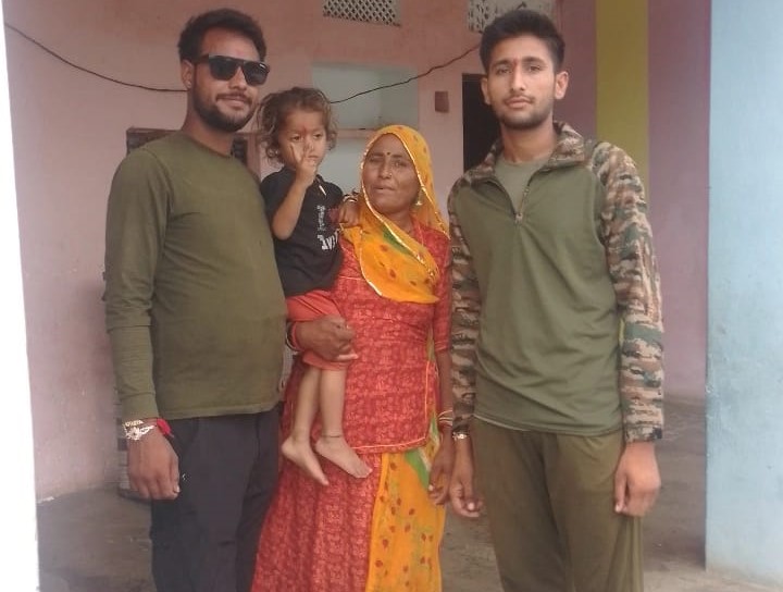 जवान पन्ना सिंह पत्नी पूजा, बेटे मयंक और भाई पिंटू के साथ।