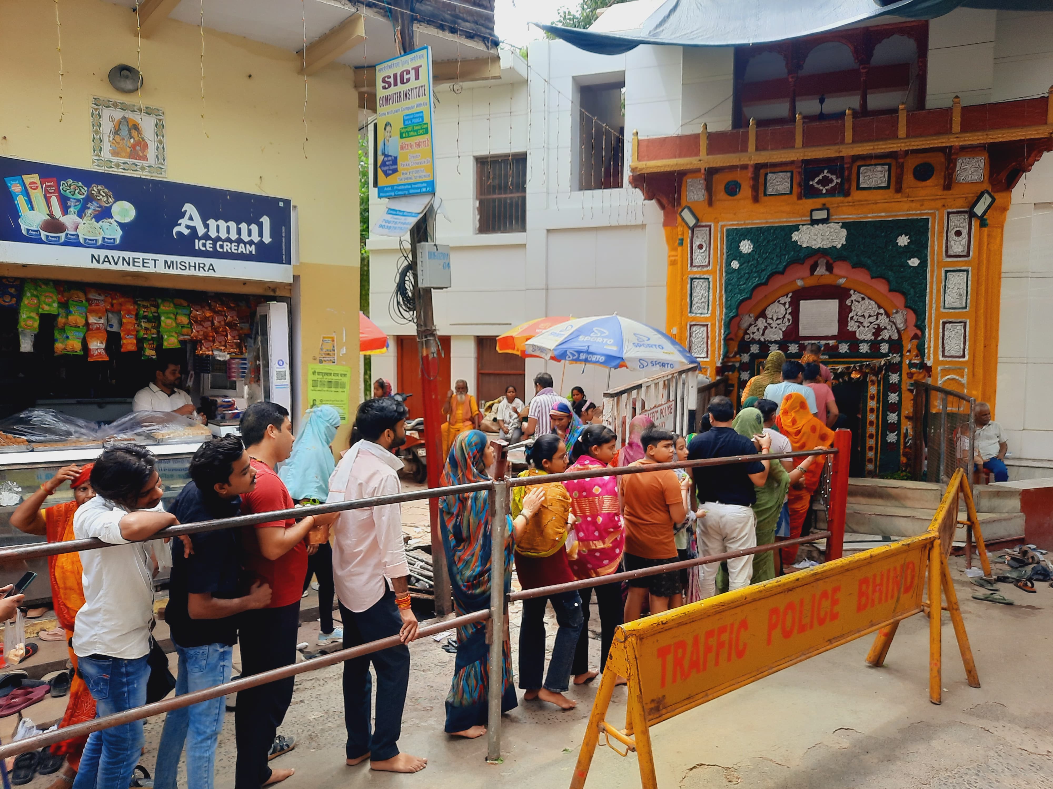 मंदिर के बाहर श्रद्धालुओं की कतार लगी रही।