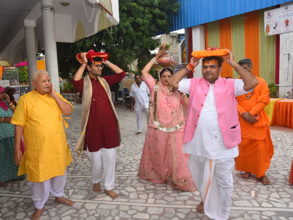 कथा के शुभारंभ पर विधि-विधान से किया पूजन।