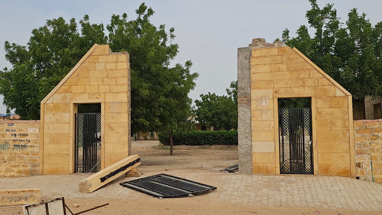 ये तस्वीर, उस स्कूल की है जहां 7 साल के मासूम ने दरवाजे के नीचे आकर दम तोड़ दिया।