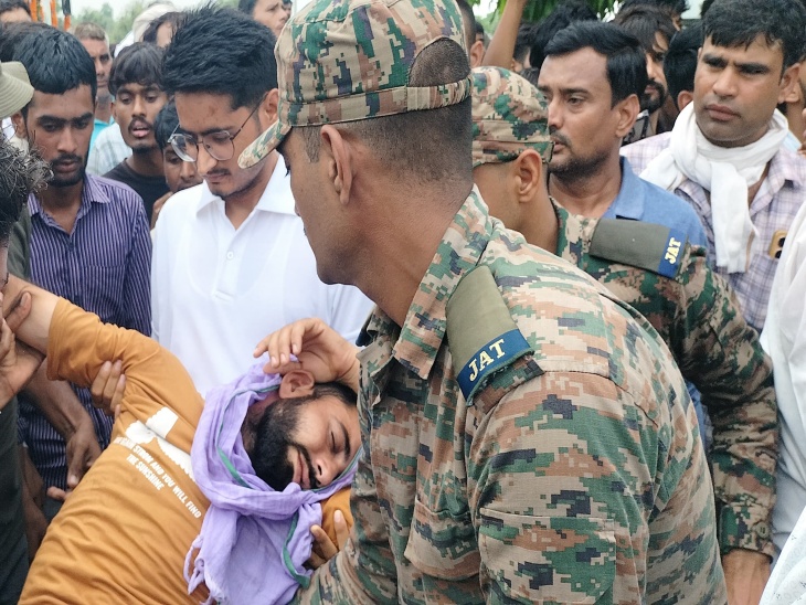 जवान के अंतिम संस्कार के दौरान बड़े भाई सुरेंद्र की तबीयत बिगड़ गई और वे बेहोश हो गए।