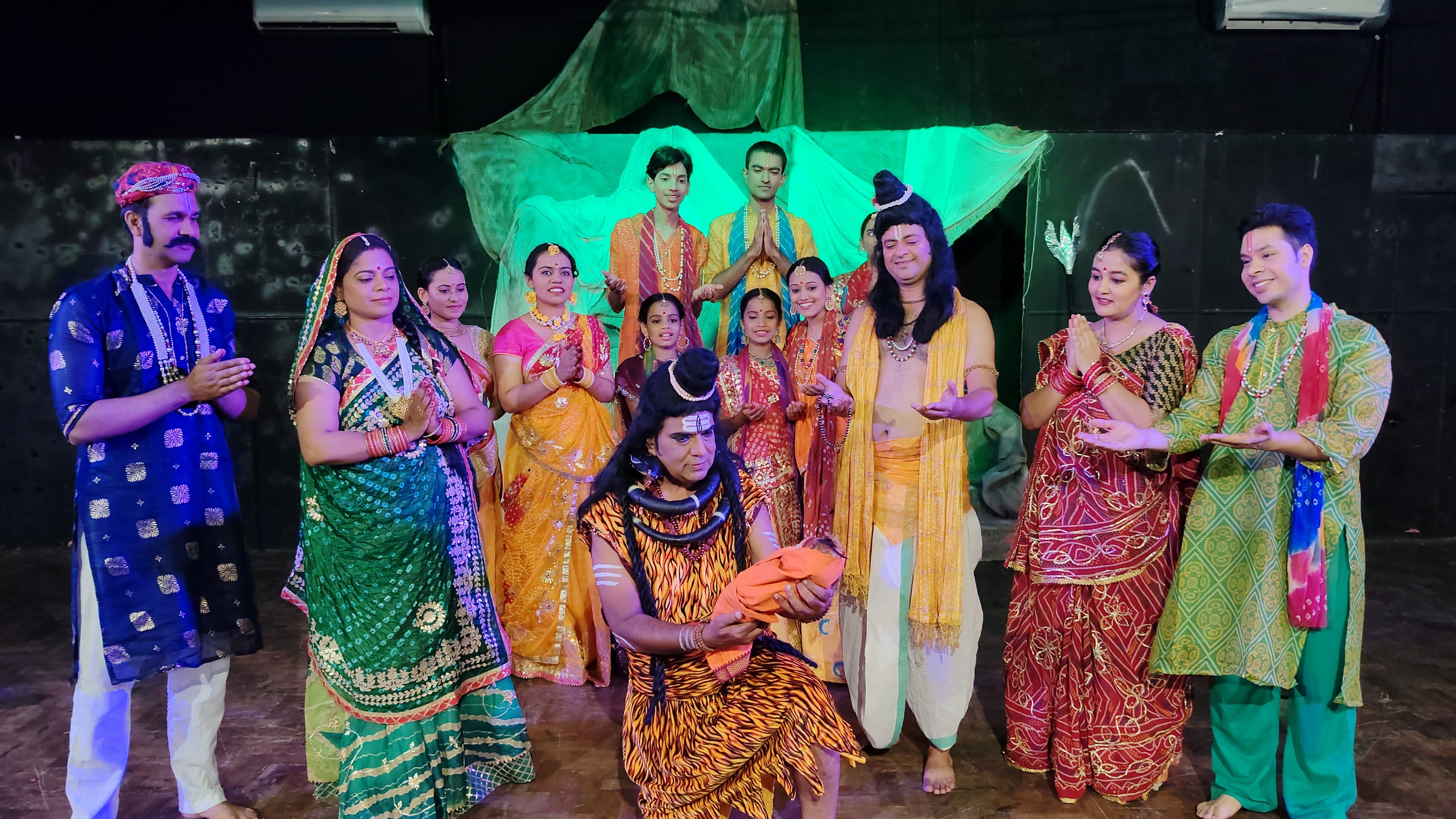 शिव और कृष्ण के प्रेम-भाव पर आधारित कथानाट्य प्रस्तुति की कथा भगवान शिव और बालकृष्ण के प्रेम-भाव पर आधारित थी।