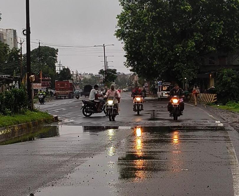 सोमवार सुबह 8 बजे आसमान में काला घना छाया रहा।