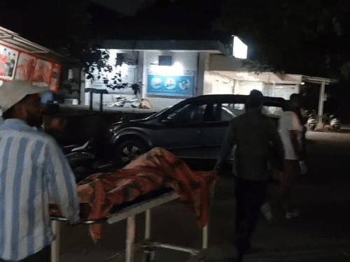 देर रात हुई घटना के बाद मारे गए मरीज को मॉर्च्युरी में लेकर जाते हुए। - Dainik Bhaskar