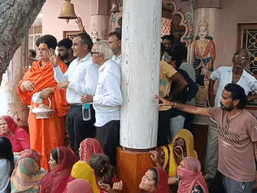 राजेन्द्र नगर स्थित जागनाथ महादेव मंदिर में अभयदास के समर्थक जुटे।