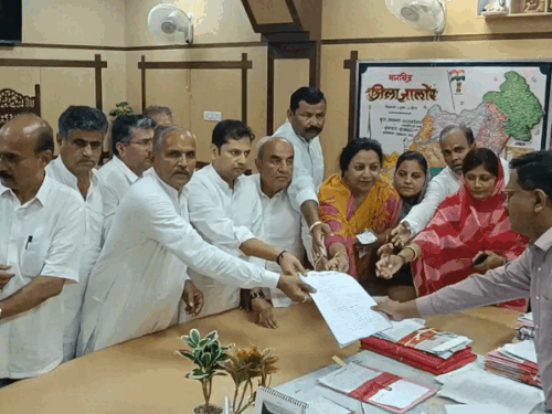 राज्यपाल के नाम कलेक्ट्रर को ज्ञापन देते हुए कांग्रेसी