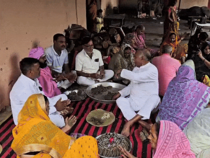 पार्थिव शिवलिंग निर्माण कर पूजा अर्चना में जुटे श्रद्धालु।