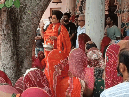 किन्नर अखाड़े की महामंडलेश्वर ईश्वरीनंद गिरी जागनाथ महादेव मंदिर में संबोधित करते हुए।