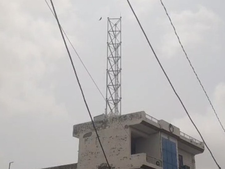 वार्ड नं-22 में लगया जा रहा है टावर।
