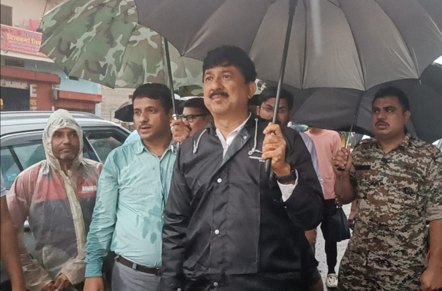 कलेक्टर ने मौके पर पहुंचकर जायजा लिया।