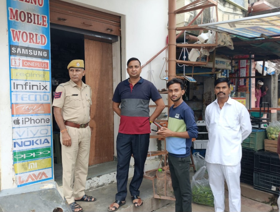 सांडेराव स्थित मोबाइल शॉप जिसमें चोरी हुई।