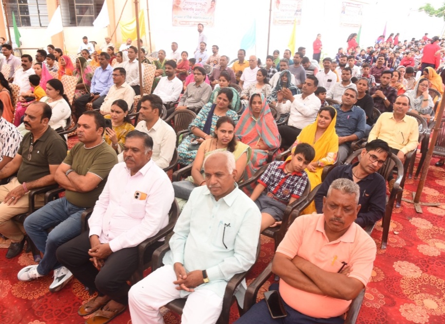 पाली में मंगलवार को केंद्रीय स्कूल भवन का लोकार्पण में मौजूद लोग।